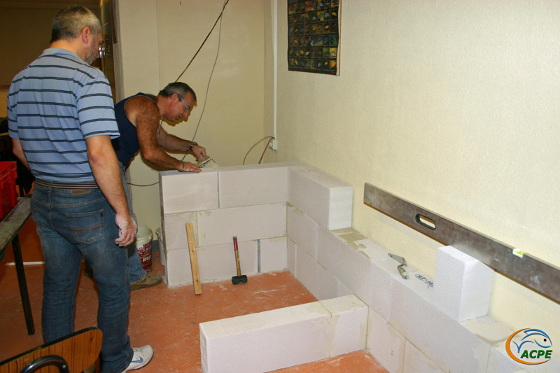 29 novembre 2009, réalisation du support de l'aquarium de 3000 litres dans la salle d'activités