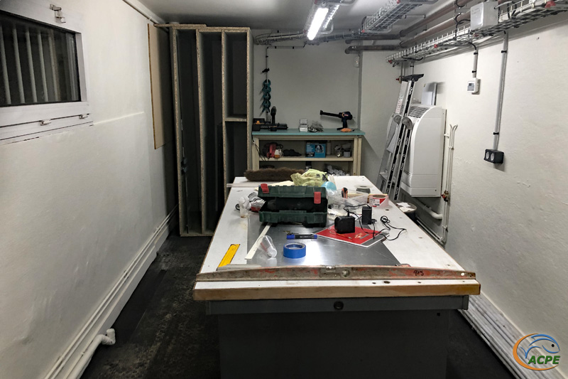 20 octobre 2021, le rack à verre terminé, à sa place dans l'atelier.